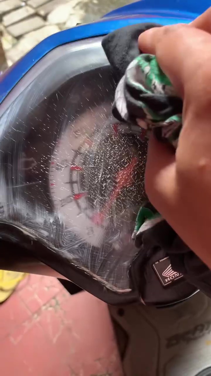 Wanita ini bagikan trik dari tukang bengkel cara atasi kaca speedometer retak tanpa perlu ganti baru