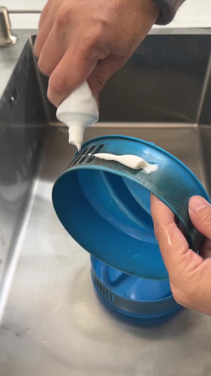 Siapa sangka, tutup teko plastik yang menghitam bisa cerah lagi hanya dicuci dengan 1 bahan ini