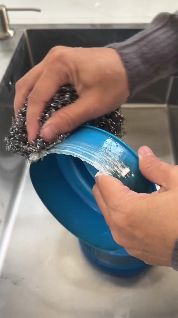 Siapa sangka, tutup teko plastik yang menghitam bisa cerah lagi hanya dicuci dengan 1 bahan ini