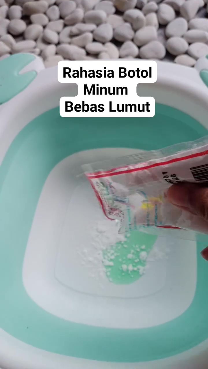 Punya botol minum tapi berlumut? Jangan dibuang! ini cara efektif membersihkannya agar kesat