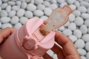 Punya botol minum tapi berlumut? Jangan dibuang! ini cara efektif membersihkannya agar kesat