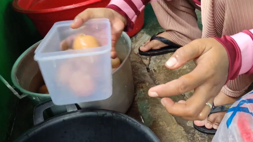 Trik sat set kupas telur rebus dalam jumlah banyak, bikin telur mulus anti gagal