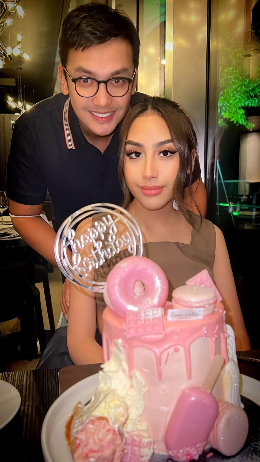 Ada yang dikira pasangan sinetron, potret kebersamaan 9 aktor dan anak perempuan ini bikin iri