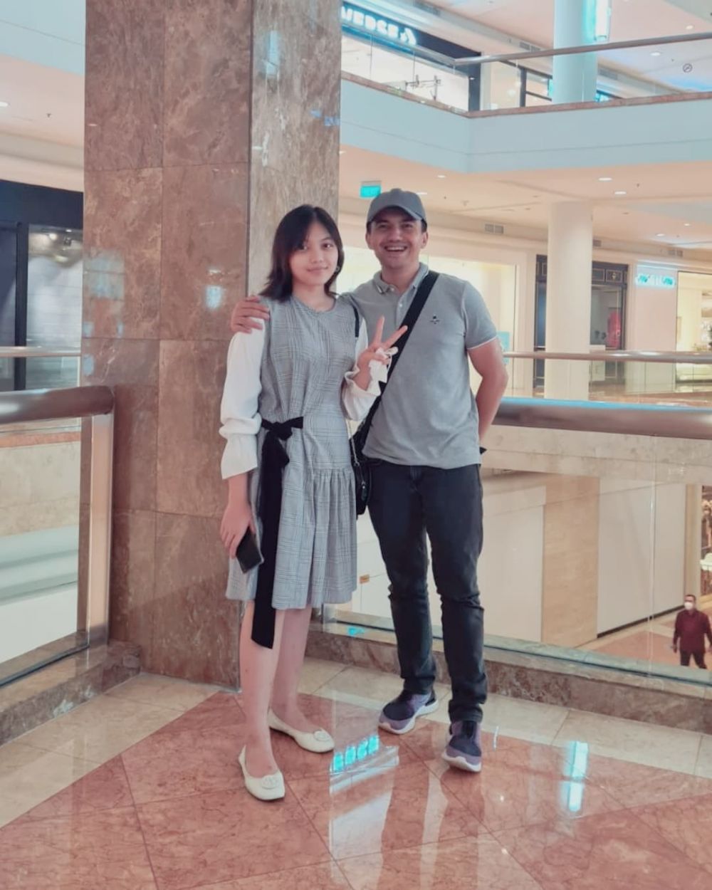 Ada yang dikira pasangan sinetron, potret kebersamaan 9 aktor dan anak perempuan ini bikin iri