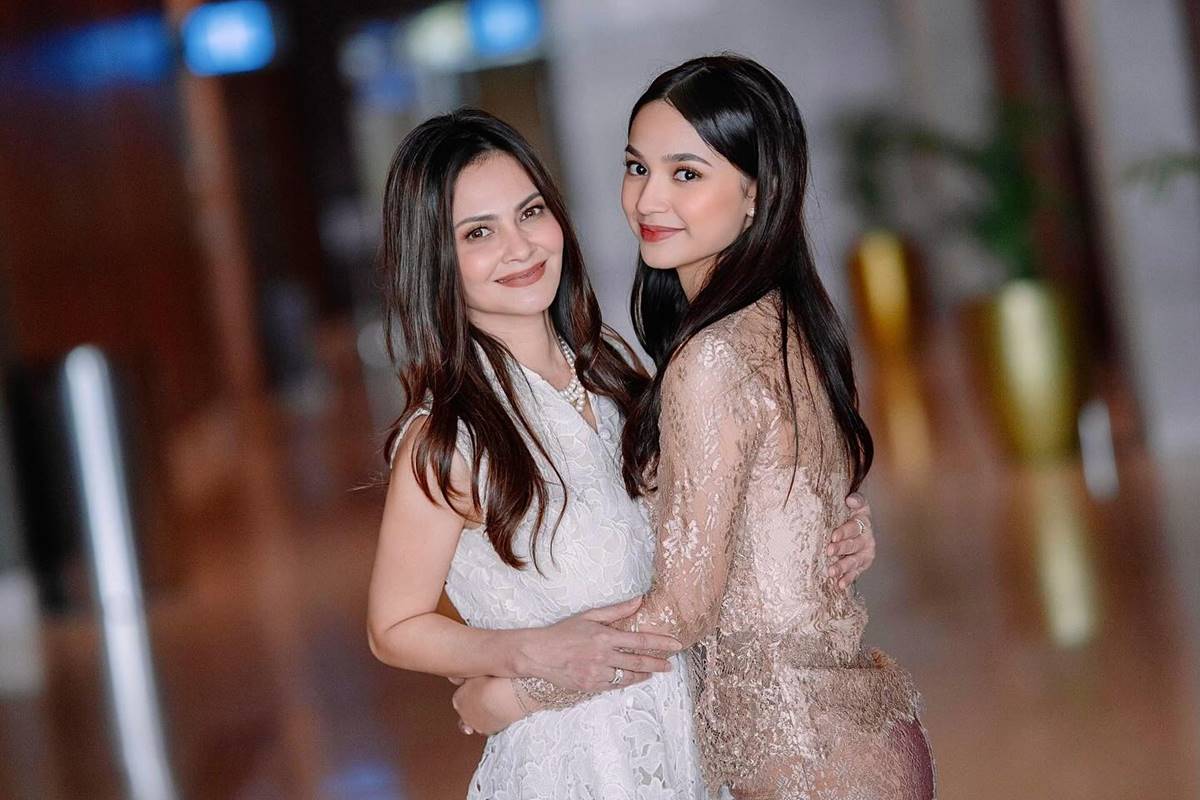 Potret 15 seleb sama anak yang sudah dewasa ini mirip pol, terbaru ada Denada dan putrinya Aisha