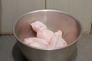 Stop cuci ayam dengan air jika ingin bebas kontaminasi, coba cara ini agar lebih higienis