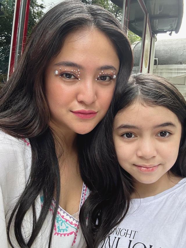 Potret kebersamaan 11 pesinetron dengan putrinya yang beranjak ABG, gaya modisnya tiru sang ibunda