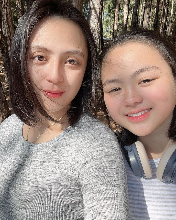 Potret kebersamaan 11 pesinetron dengan putrinya yang beranjak ABG, gaya modisnya tiru sang ibunda