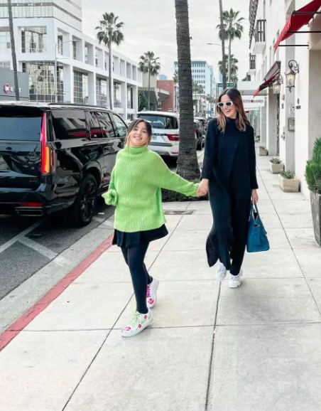 Potret kebersamaan 11 pesinetron dengan putrinya yang beranjak ABG, gaya modisnya tiru sang ibunda