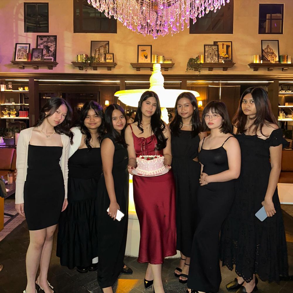 Biasa tampil tanpa makeup, 9 potret Almira Yudhoyono pakai dress ini makin feminin, cocok jadi model