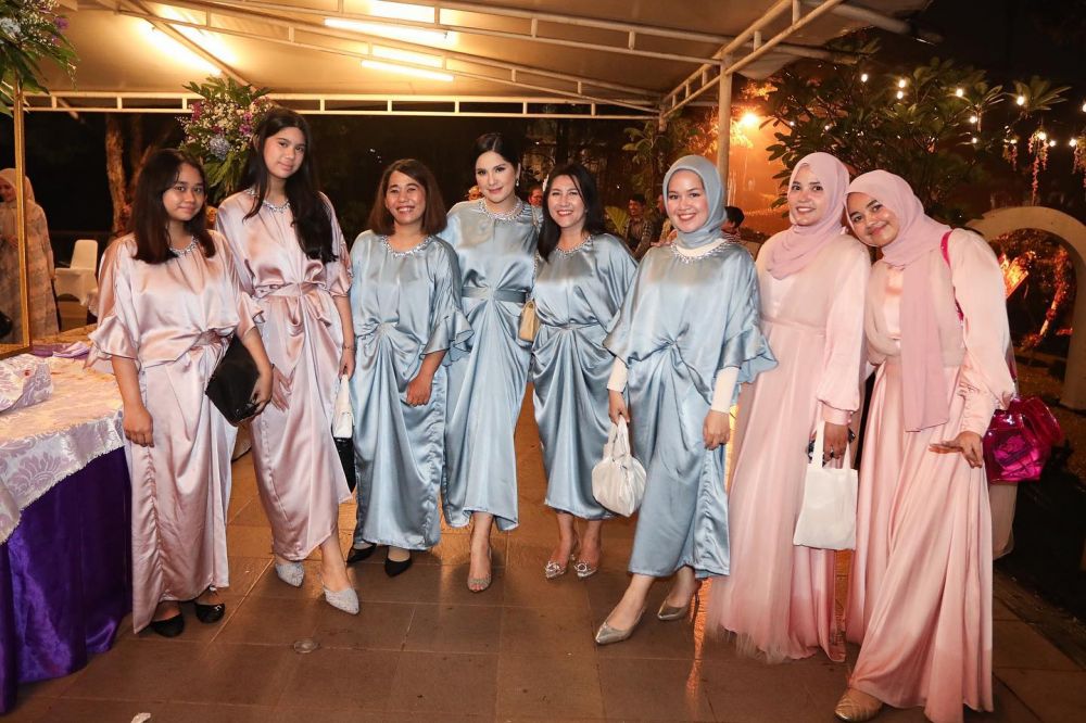 Biasa tampil tanpa makeup, 9 potret Almira Yudhoyono pakai dress ini makin feminin, cocok jadi model