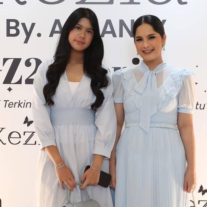 Biasa tampil tanpa makeup, 9 potret Almira Yudhoyono pakai dress ini makin feminin, cocok jadi model