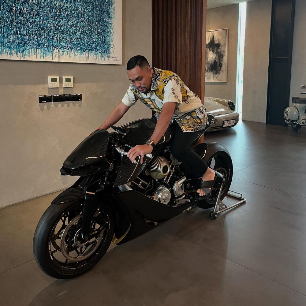 Profil Ahmad Sahroni, politisi Nasdem sebut 'orang tolol sedunia' saat bahas pembubaran DPR