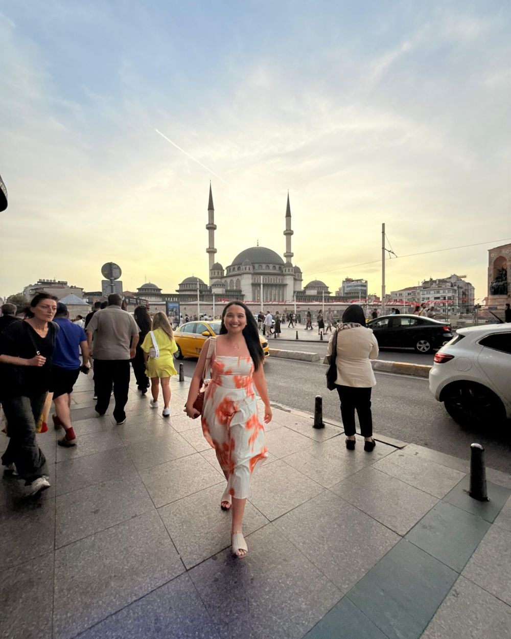 7 Fakta Salsa Erwina, influencer yang tantang debat Ahmad Sahroni, pendidikan & prestasinya mentereng