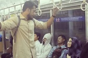 Naik KRL saat ngantor ke gedung DPR, ini 6 potret gaya sederhana Primus Yustisio saat kunjungan kerja