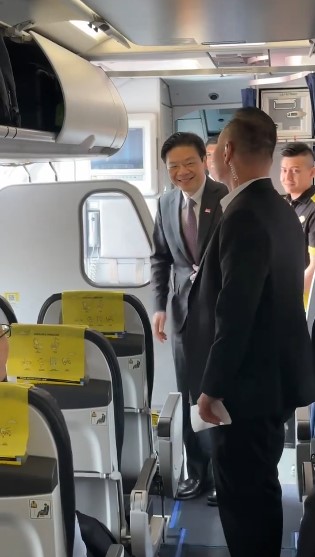 Heboh tunjangan dan gaji DPR, video lawas PM Singapura pilih naik pesawat ekonomi ini kembali viral