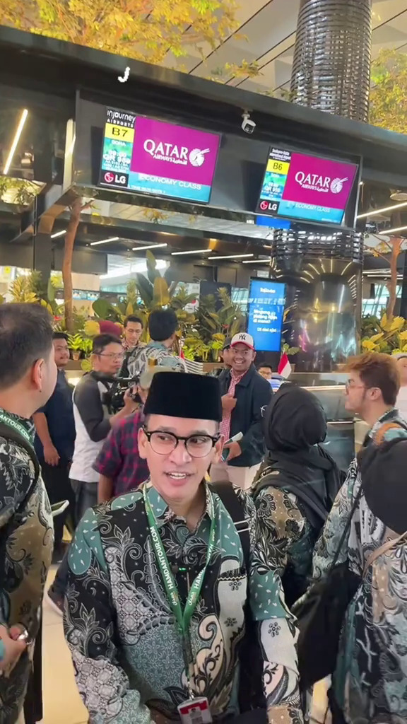 Impian usai jadi mualaf tercapai, 9 potret bahagia Ruben Onsu berangkat umrah perdana usai gagal haji