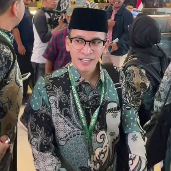 Impian usai jadi mualaf tercapai, 9 potret bahagia Ruben Onsu berangkat umrah perdana usai gagal haji