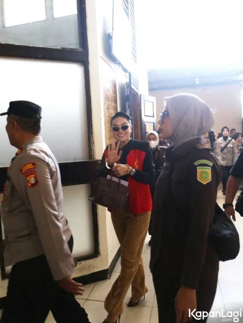 7 Potret Nikita Mirzani kembali hadiri sidang dengan gaya modis abis, tenteng tas branded