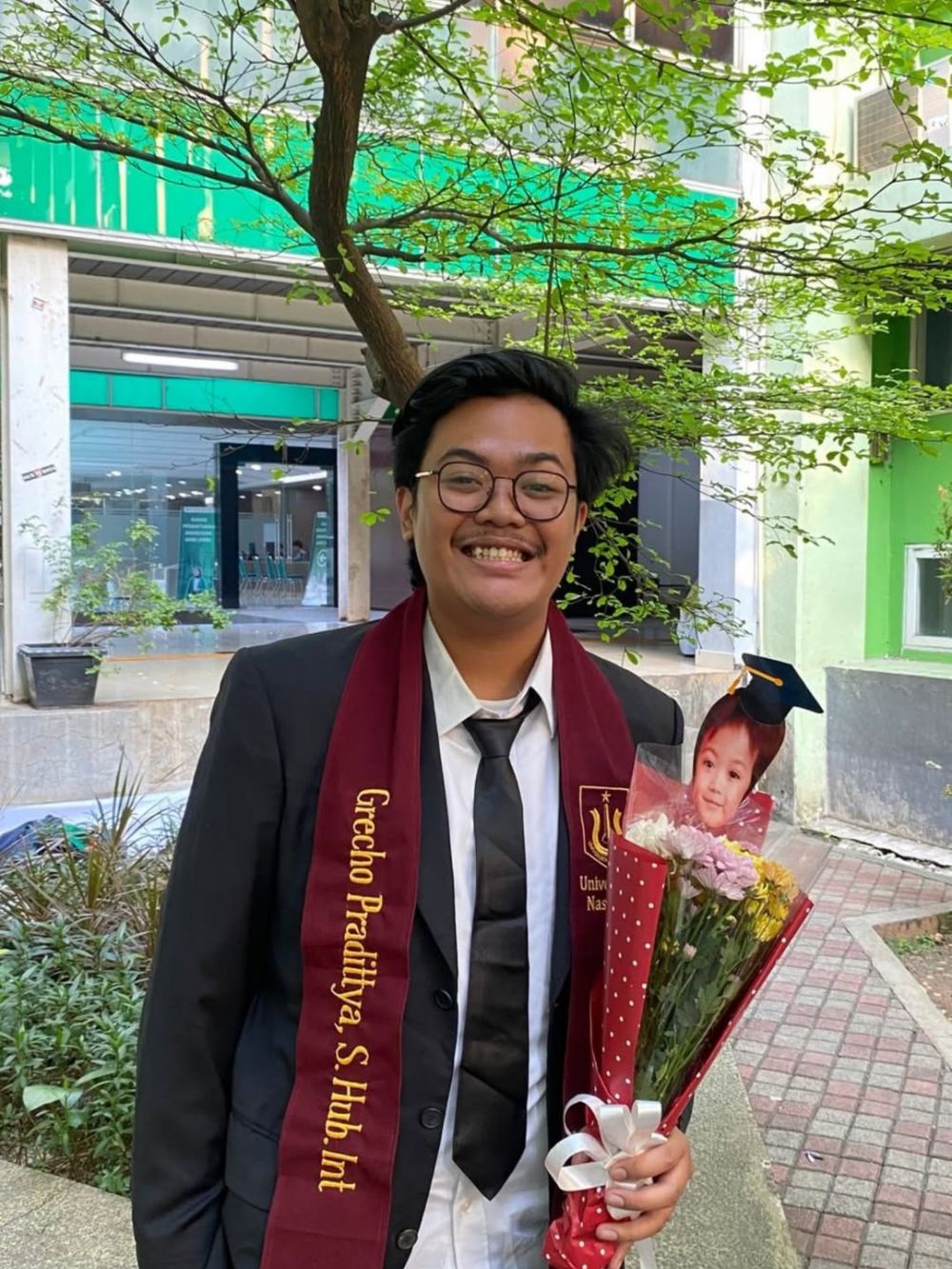 7 Potret Suti Karno bagikan momen wisuda Grecho Pradittya Karno anak angkatnya, ungkap rasa bangga