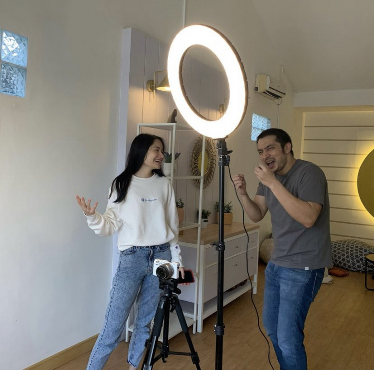 Bapak dan anak serasa bestie, ini 11 potret kompak Abimana Aryasatya dan Satine Zaneta, saling dukung