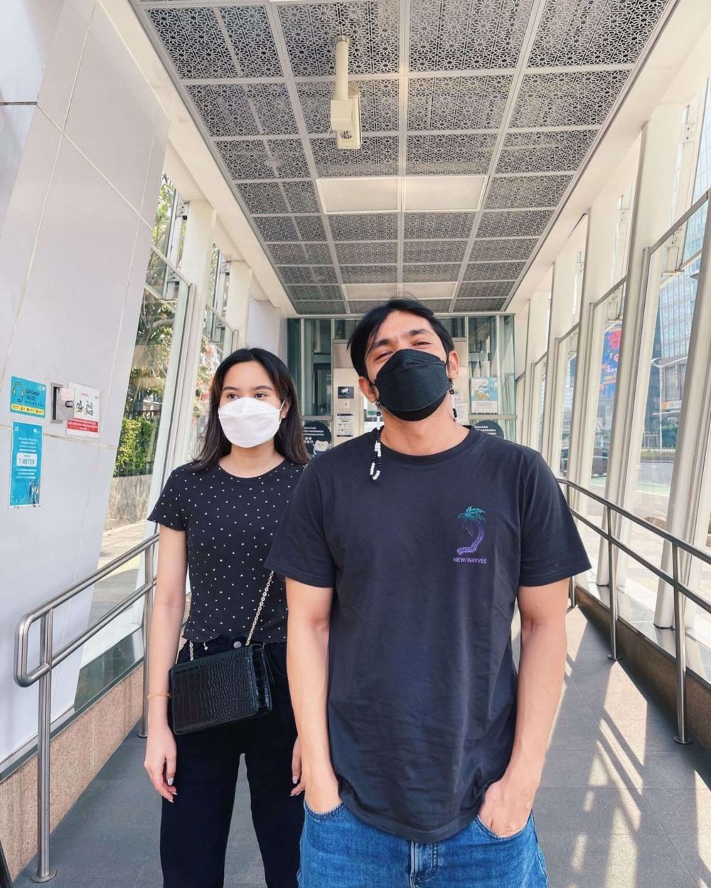 Bapak dan anak serasa bestie, ini 11 potret kompak Abimana Aryasatya dan Satine Zaneta, saling dukung