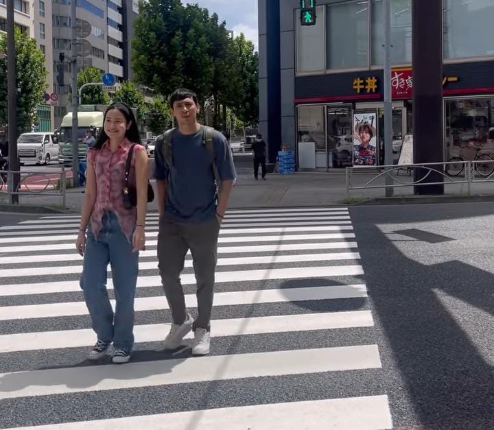 Bapak dan anak serasa bestie, ini 11 potret kompak Abimana Aryasatya dan Satine Zaneta, saling dukung