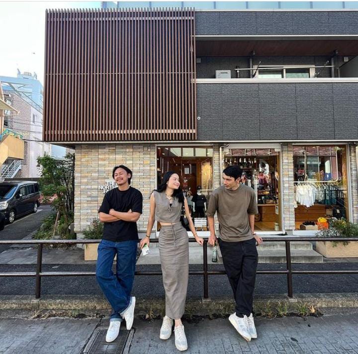 Bapak dan anak serasa bestie, ini 11 potret kompak Abimana Aryasatya dan Satine Zaneta, saling dukung