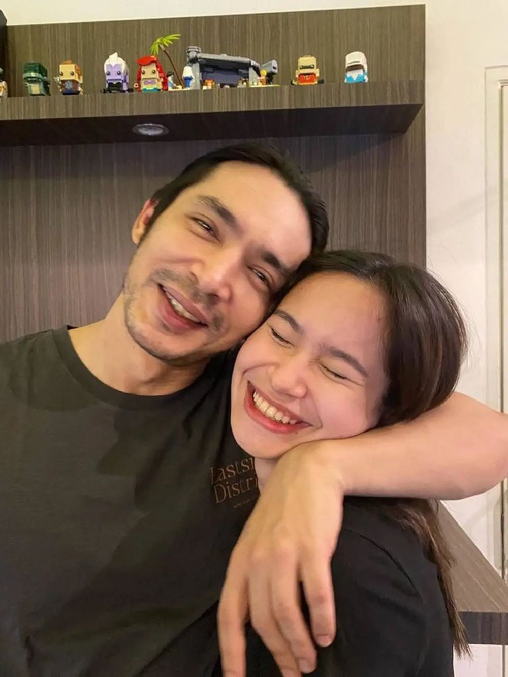 Bapak dan anak serasa bestie, ini 11 potret kompak Abimana Aryasatya dan Satine Zaneta, saling dukung