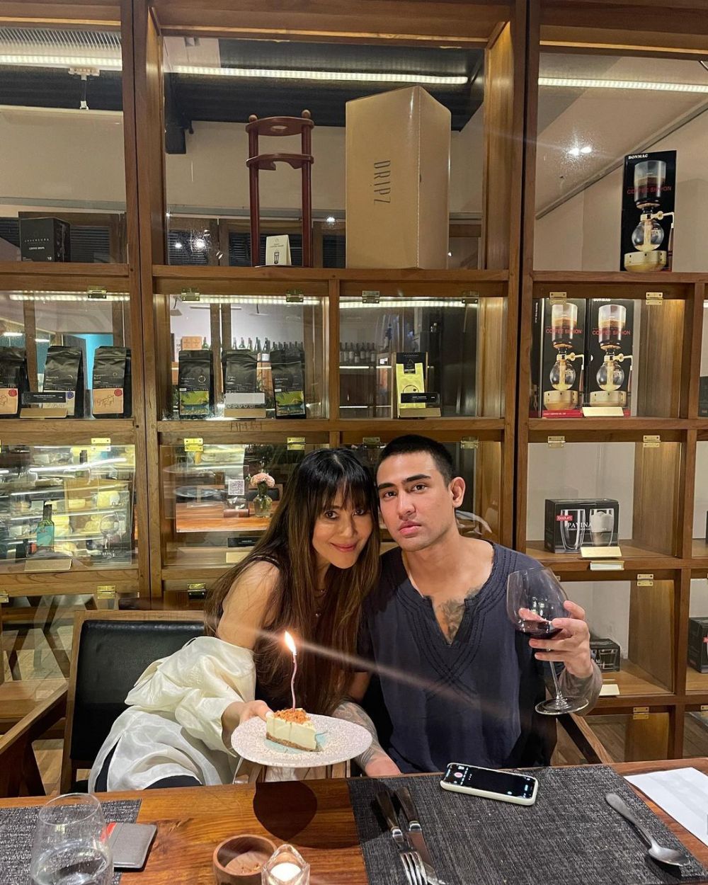 Ibu dan anak selisih puluhan tahun, ini potret 7 seleb bareng putranya ini berasa foto sama pacarnya