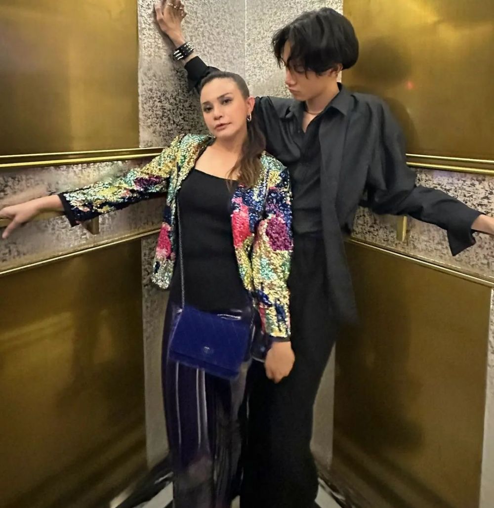 Ibu dan anak selisih puluhan tahun, ini potret 7 seleb bareng putranya ini berasa foto sama pacarnya
