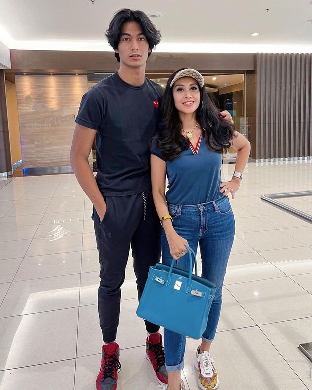 Ibu dan anak selisih puluhan tahun, ini potret 7 seleb bareng putranya ini berasa foto sama pacarnya