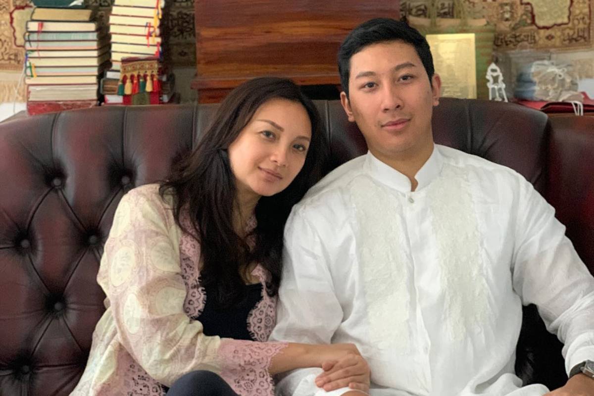 Ibu dan anak selisih puluhan tahun, ini potret 7 seleb bareng putranya ini berasa foto sama pacarnya