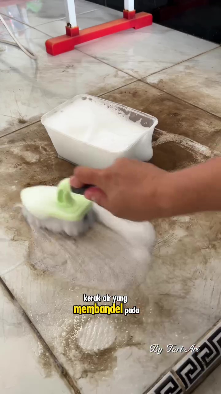 Ternyata baking soda bisa ampuh bersihkan kerak air tebal di lantai keramik, begini cara pakainya