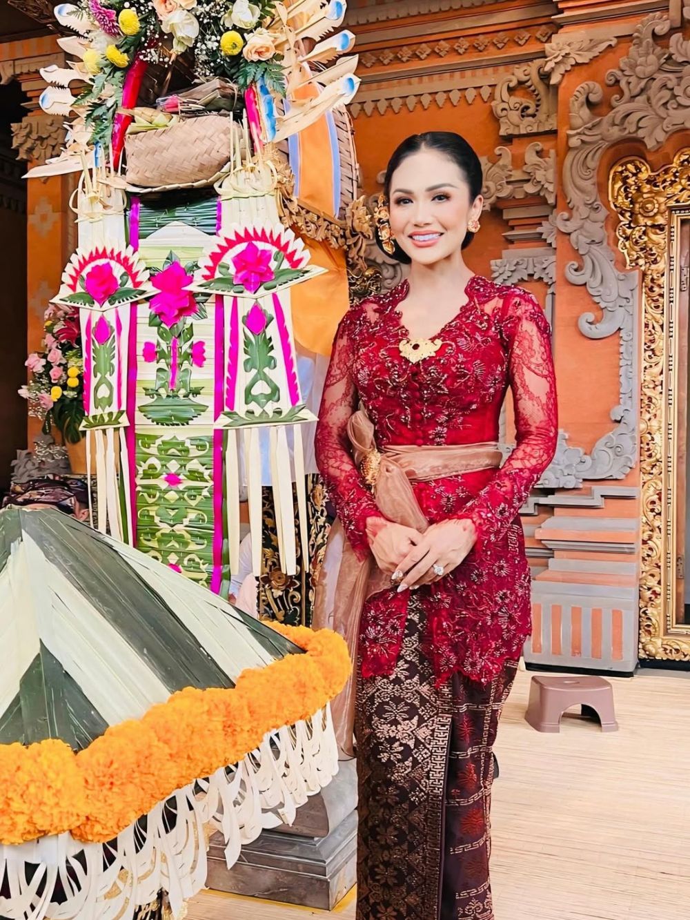 9 Potret keluarga Krisdayanti dan Ashanty hadiri pernikahan kakak Sarah Menzel, kompak berbusana Bali