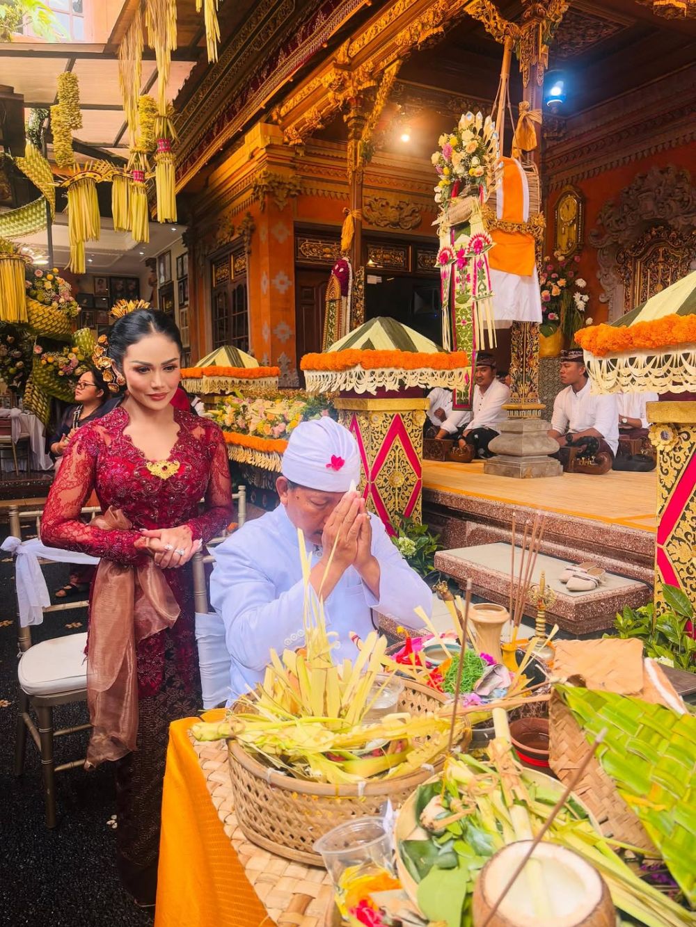 9 Potret keluarga Krisdayanti dan Ashanty hadiri pernikahan kakak Sarah Menzel, kompak berbusana Bali