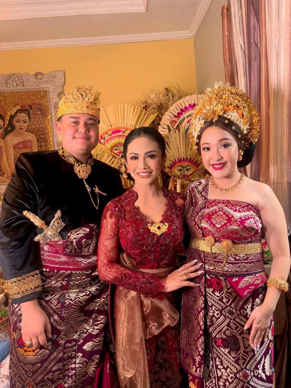 9 Potret keluarga Krisdayanti dan Ashanty hadiri pernikahan kakak Sarah Menzel, kompak berbusana Bali