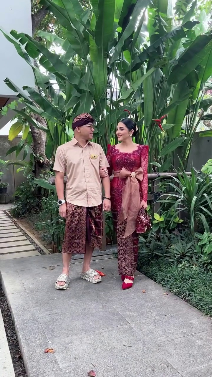9 Potret keluarga Krisdayanti dan Ashanty hadiri pernikahan kakak Sarah Menzel, kompak berbusana Bali