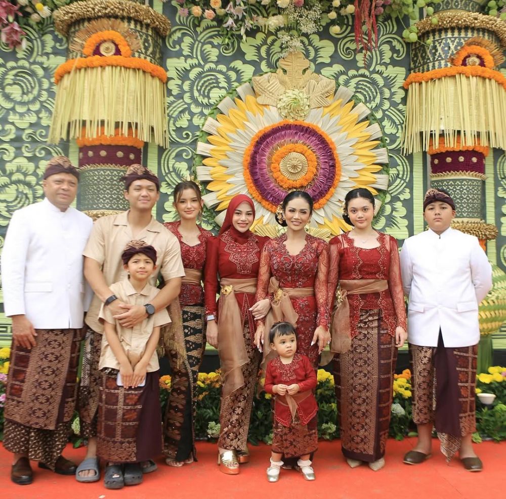 9 Potret keluarga Krisdayanti dan Ashanty hadiri pernikahan kakak Sarah Menzel, kompak berbusana Bali