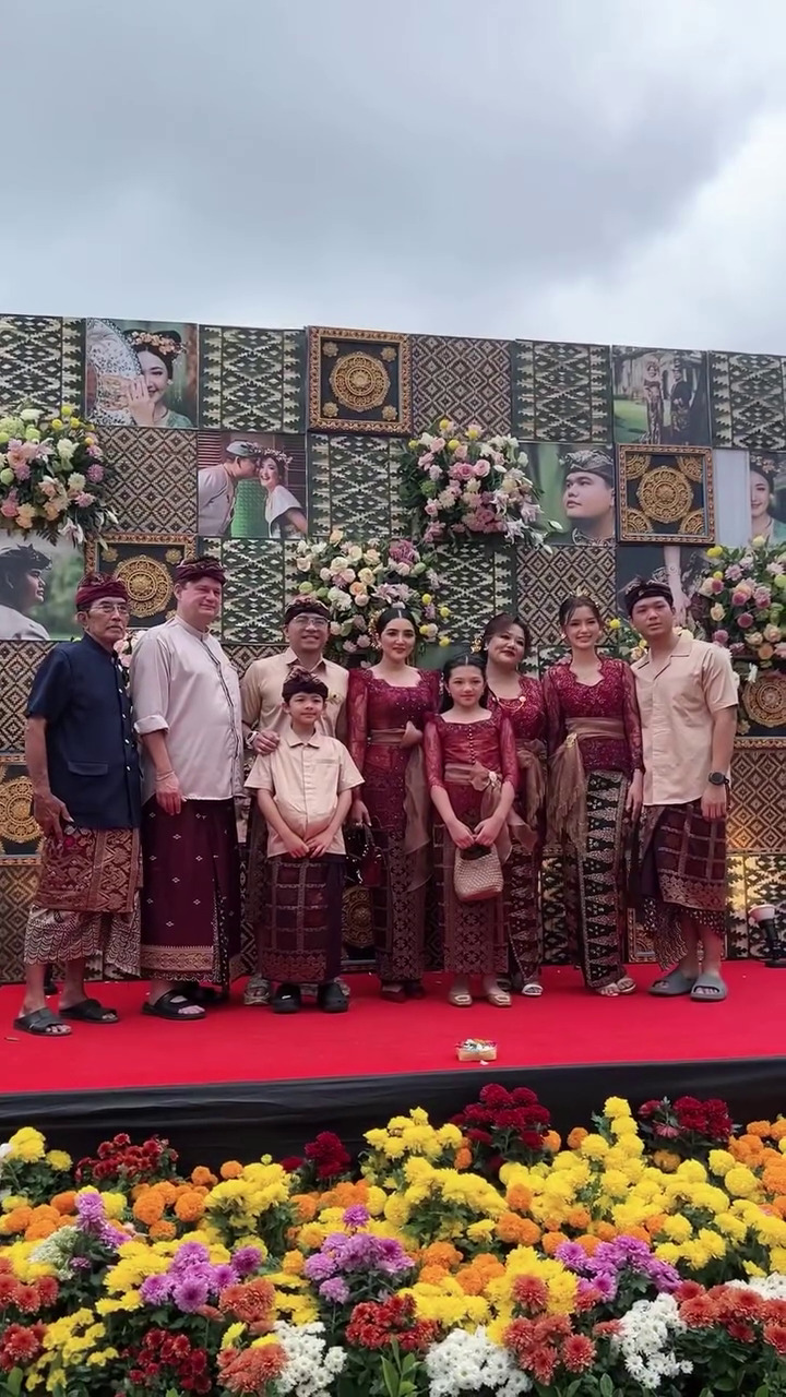 9 Potret keluarga Krisdayanti dan Ashanty hadiri pernikahan kakak Sarah Menzel, kompak berbusana Bali