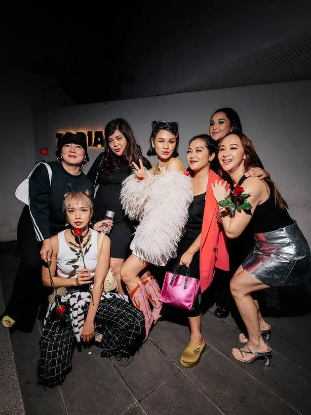 7 Potret meriah perayaan ulang tahun Andien ke-40 yang mengusung konsep Y2K, balik jadi MTV Star