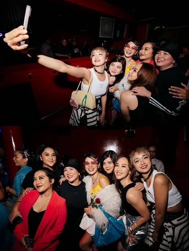 7 Potret meriah perayaan ulang tahun Andien ke-40 yang mengusung konsep Y2K, balik jadi MTV Star