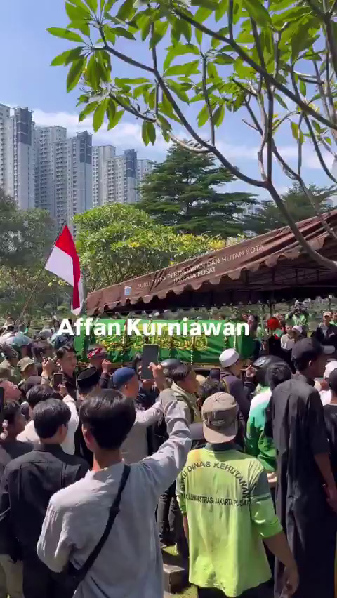 9 Potret momen pemakaman Affan Kurniawan yang tewas dilindas mobil brimob, diantar iringan driver ojol