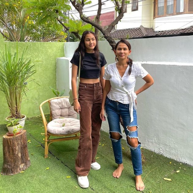 Potret 9 seleb foto bareng dengan buah hati, anaknya masih ABG tapi tingginya lebih dari orang tua