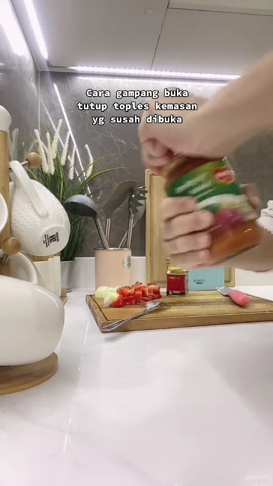 Trik jitu buka tutup jar kaca tanpa ribet, cuma pakai pisau