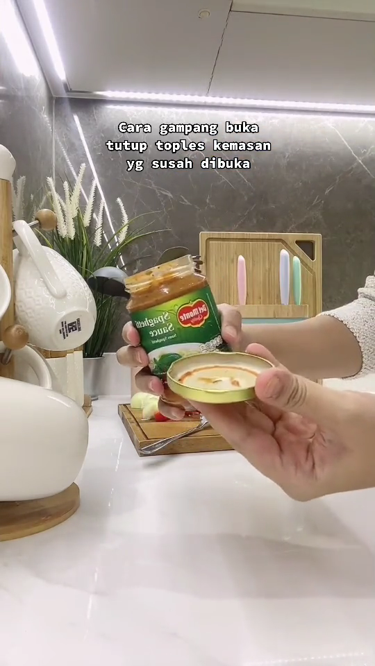 Trik jitu buka tutup jar kaca tanpa ribet, cuma pakai pisau