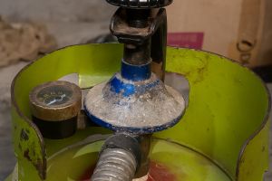 Nggak usah panik! Ini cara mengatasi tabung gas berdesis saat pasang regulator, dijamin antibocor
