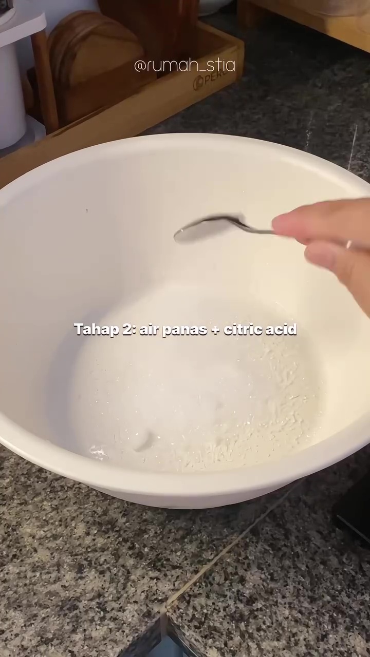 Stop pakai sikat! Cara ini lebih mudah dam ampuh rontokkan jamur hitam di karet kotak makan