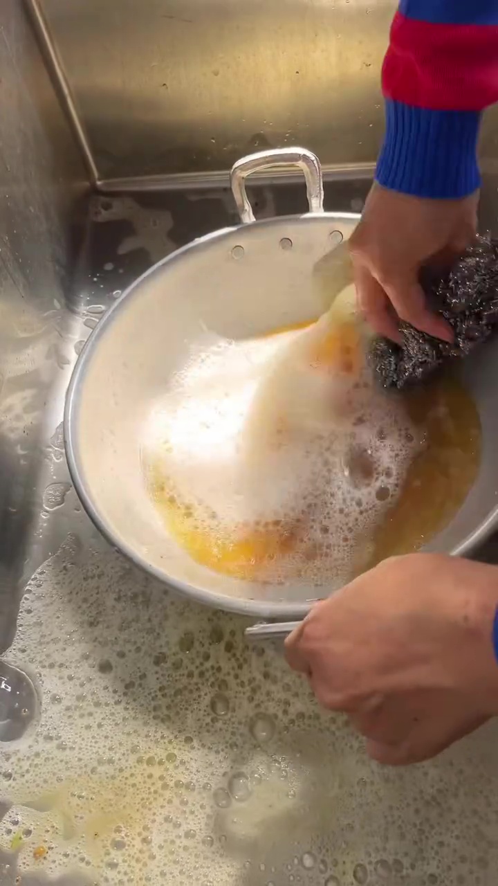 Habis masak rendang, wajan jadi amis dan berkerak? Cuci pakai 2 bahan dapur ini, beres hanya 10 menit