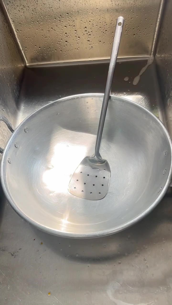 Habis masak rendang, wajan jadi amis dan berkerak? Cuci pakai 2 bahan dapur ini, beres hanya 10 menit